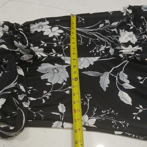 Calvin Klein Black and White Floral Croped Jumpsuit with VNeck Sz 2 New With Tag - Picture 7 of 11